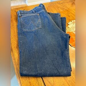 Wrangler men’s blue jeans straight legged size 40 x 32 100 % cotton NWOT
